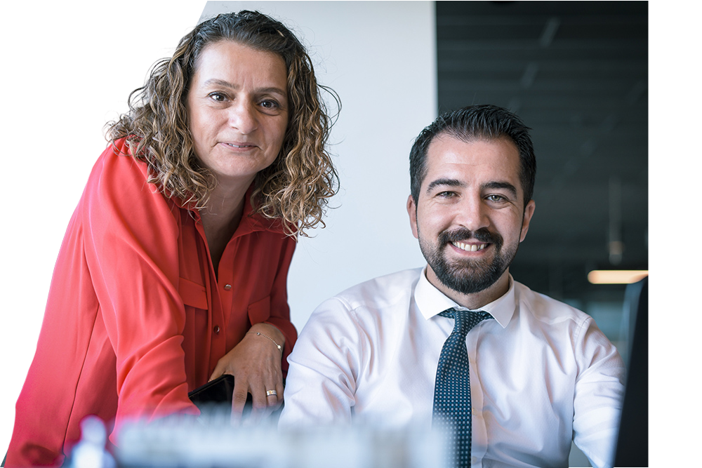 Deux personnes devant un ordinateur souriant de GROUPE ATLANTIC