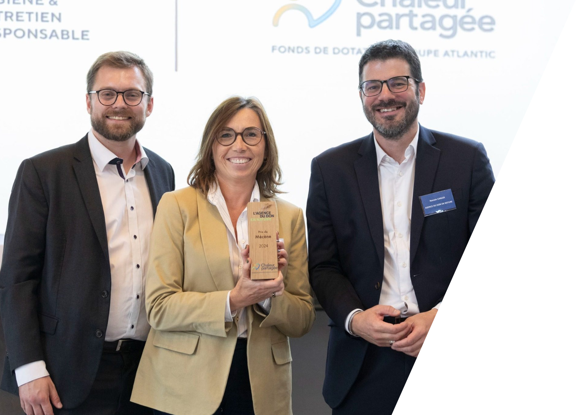 Collaborateurs de GROUPE ATLANTIC tenant un trophée en main