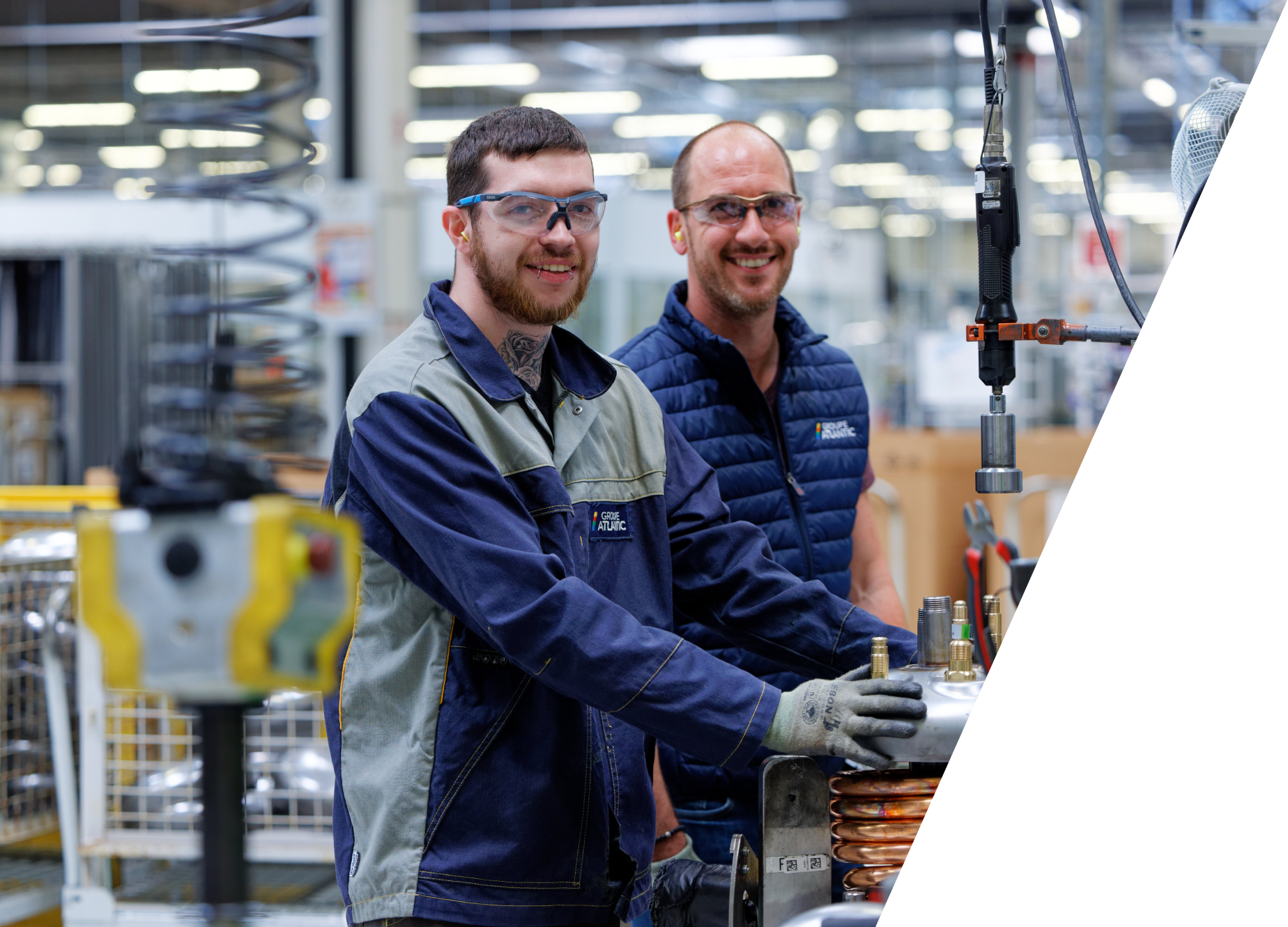 Deux personnes sur un site de production de GROUPE ATLANTIC