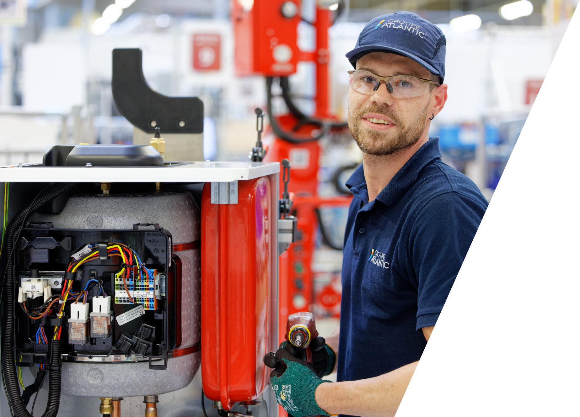 Une personne travaillant pour le GROUPE ATLANTIC dans un site de production