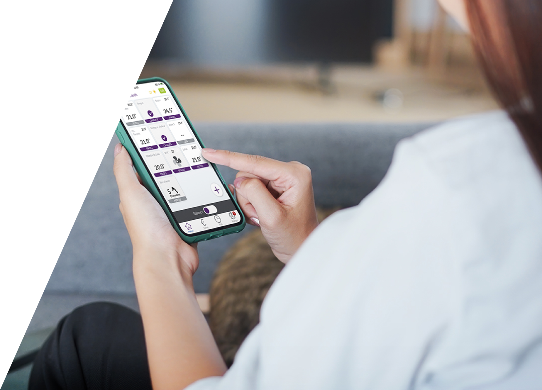 Personne tenant un téléphone avec l'application mobile de GROUPE ATLANTIC