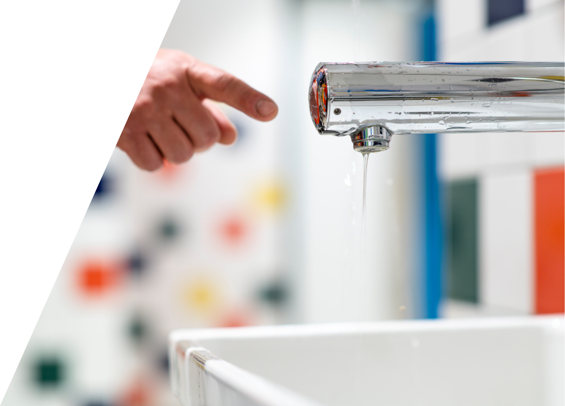 Personne mettant sa main sous un robinet d'eau