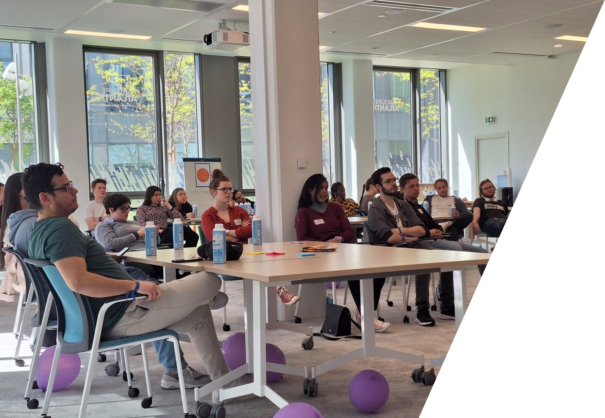 Plusieurs personnes en formation professionnelle dans les locaux de Groupe Atlantic
